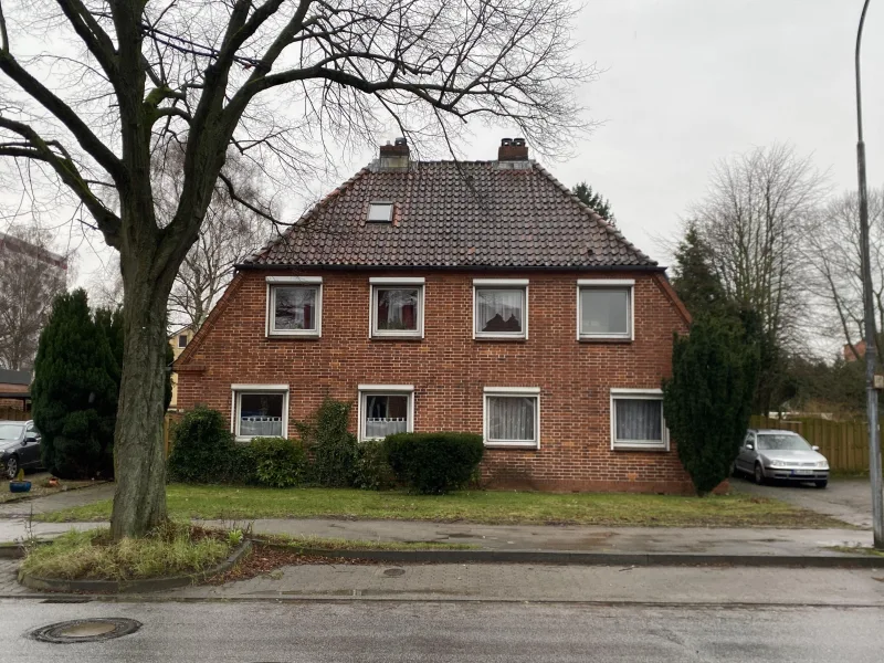 Außenansicht Straßenseite - Haus kaufen in Lübeck - Lübeck - zentral gelegene Doppelhaushälfte mit 5 Zimmern und großem Garten 