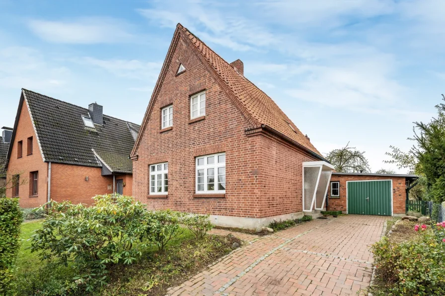 Ansicht Vorderseite - Haus kaufen in Bad Oldesloe - Klassisches Einfamilienhaus mit besonderem Charme und großem Grundstück 