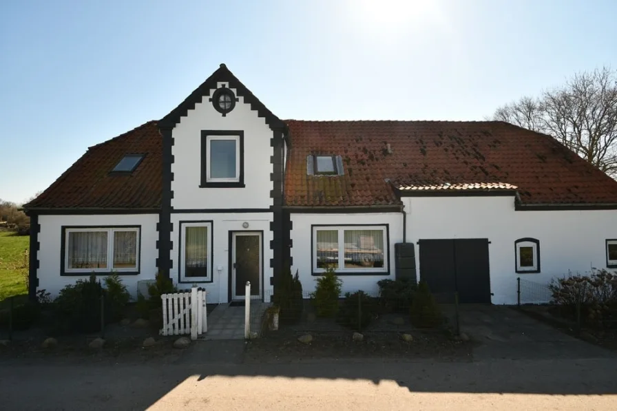Straßenansicht - Haus kaufen in Grömitz - Einfamilienhaus mit Ausbaupotential in Alleinlage und Ostseenähe