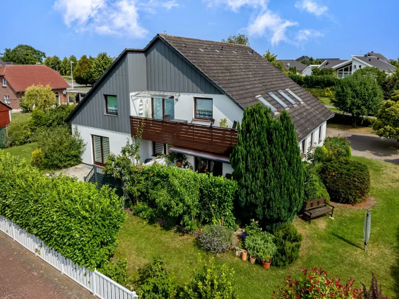 Seitenansicht mit Balkon und Terrassen. - Zinshaus/Renditeobjekt kaufen in Grömitz - Legen Sie an der Ostsee an.