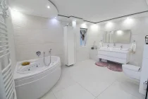 Blick ins helle Badezimmer mit Eckbadewanne