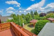 Balkon mit Blick in den Garten.