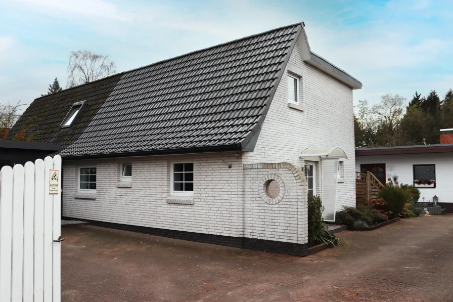 Frontansicht - Haus mieten in Norderstedt - Komfortable Doppelhaushälfte in ruhiger Lage.