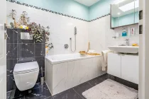 Modernes Badezimmer mit Duschwanne.