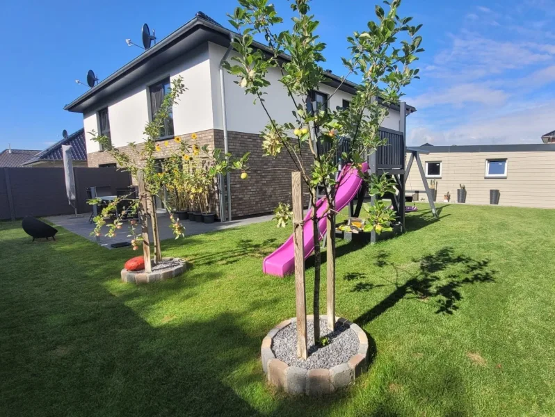 Rückansicht mit Garten - Haus kaufen in Brunsbüttel - Attraktive Doppelhaushälfte (Neubau) sucht neue Eigentümer