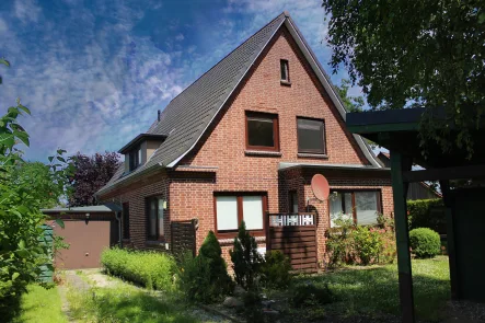 Frontansicht mit Garage - Haus kaufen in Sankt Margarethen - Charmantes Einfamilienhaus (Jahrhundertwende) in St. Margarethen