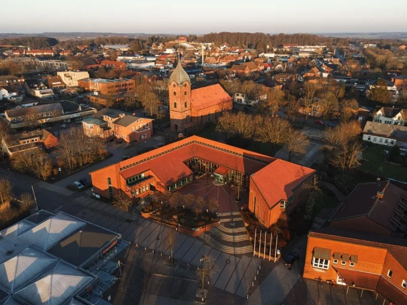 Drohne - Zinshaus/Renditeobjekt kaufen in Hohenwestedt - Wohn-und Geschäftshaus