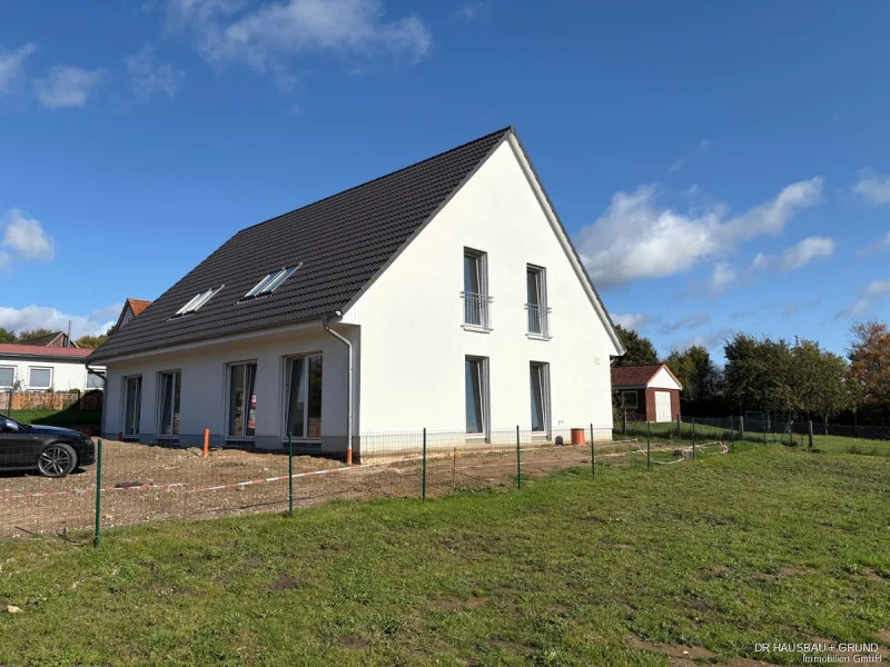 Haus Ansicht andere Giebelseite - Haus kaufen in Lehmkuhlen / Falkendorf - Unschlagbarer Preis und schon bald bezugsfertig!