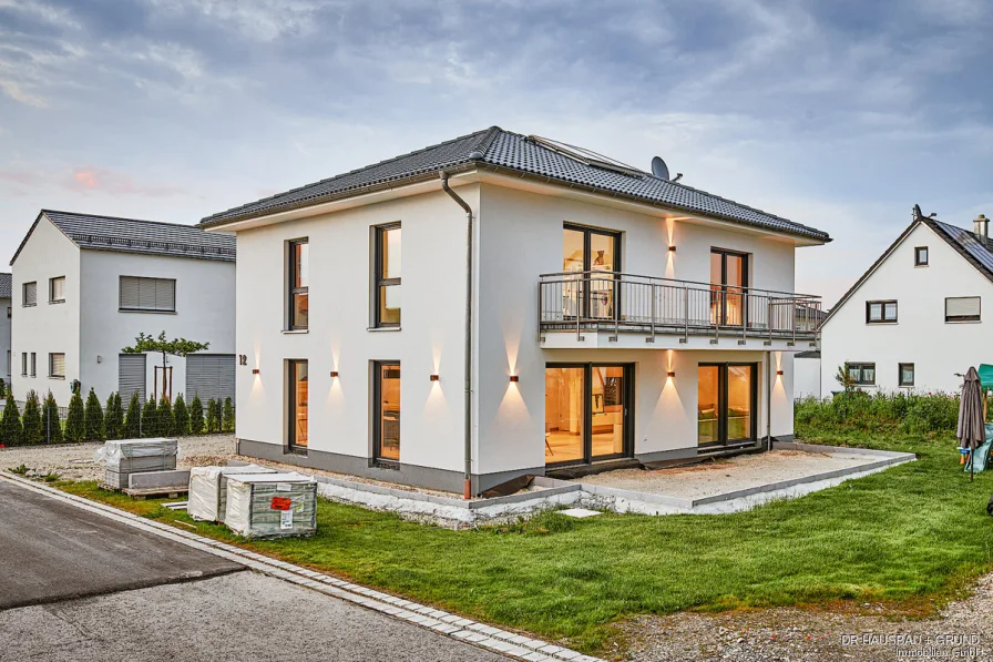 Ausstattungsvariante - Haus kaufen in Sandesneben - Viel Platz für die Familie! Ihre elegante Stadtvilla  mit  PV-Anlage, Lüftungsanlage + Wärmepumpe!