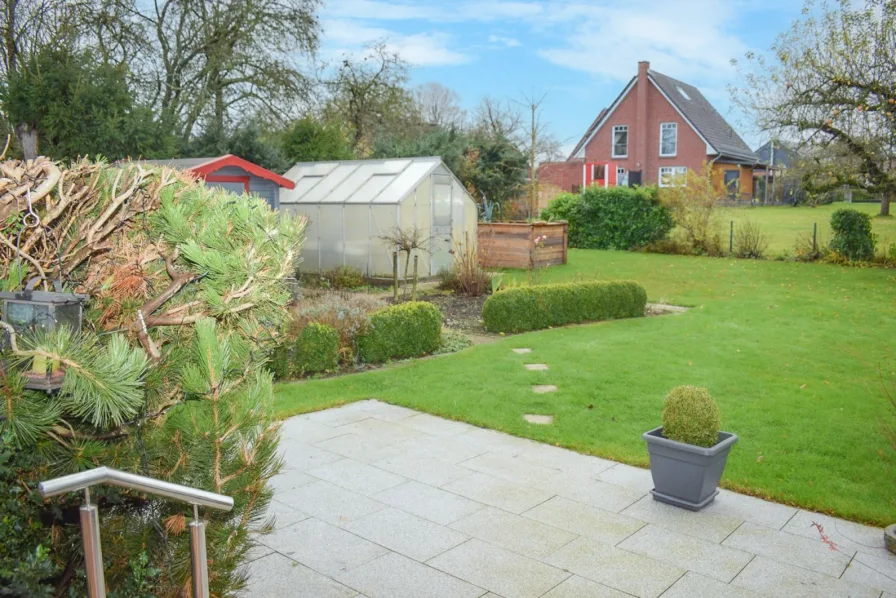 8931MS-13 Sonnenterrasse mit Blick in den Garten