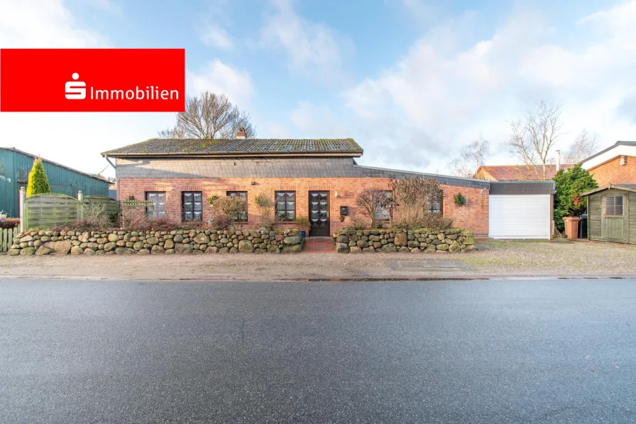 Straßenansicht - Haus kaufen in Reher - Zweifamilienhaus im Herzen Schleswig-Holsteins