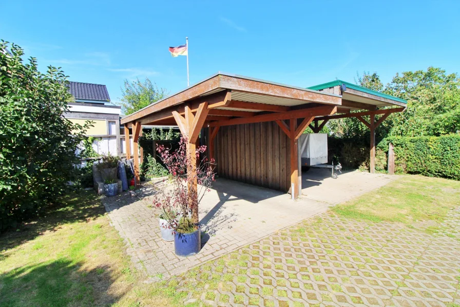 großes Carport