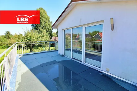 große Dachterrasse im Grünen - Wohnung kaufen in Alveslohe - Großzügige Eigentumswohnung mit neuer Dachterrasse und Blick ins Grüne