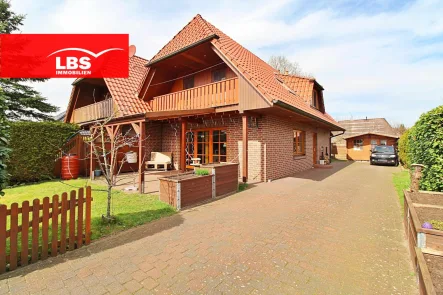 Ansicht mit großer Auffahrt - Haus kaufen in Brokstedt - Familienfreundliche Doppelhaushälfte in ländlicher Umgebung von Brokstedt!
