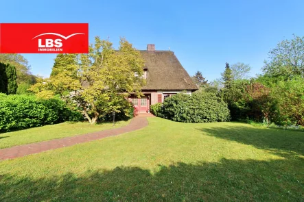 gepflegter Vorgarten - Haus kaufen in Kisdorf - Idyllisches Reetdachhaus auf großem Grundstück in Kisdorf!