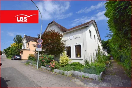 Außenansicht - Haus kaufen in Pinneberg - Historisches Zweifamilienhaus mit Gewerbeanbau in Zentrumslage