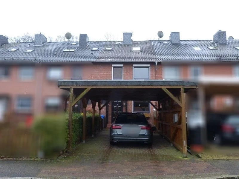 Straßenansicht / Carport