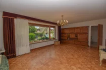 Großzügiges Wohnzimmer mit Panoramaelement.