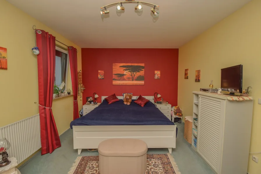 Großzügiges Schlafzimmer.