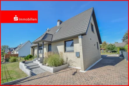 Seitliche Frontansicht. - Haus kaufen in Holm - Modernisiertes Einfamilienhaus in ruhiger Wohnlage.