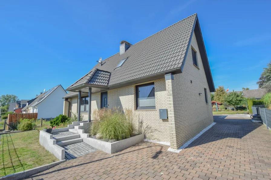 Seitliche Frontansicht. - Haus kaufen in Holm - Modernisiertes Einfamilienhaus in ruhiger Wohnlage.