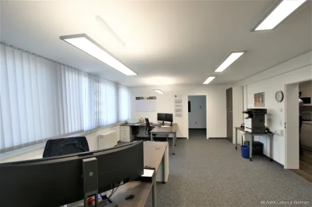 Büro - Büro/Praxis mieten in Germering - Moderne Büroflächen 70m²2 Bürozimmer+ Flur / EBK / Toiletten(Klima/Küche/WC/ Lampen) zu vermieten