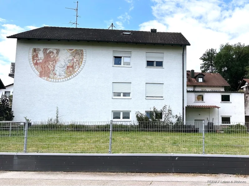 Frontansicht - Haus kaufen in Hettenshausen - KapitalanlageHettenhausen / PfaffenhofenVermietetes 3 Familienhaus in ruhiger Lage