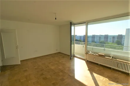 Wohnzimmer (leer) - Wohnung mieten in Germering - GermeringBlick in die Berge !Helle und moderne 3 Zimmerwohnung mit großem Balkon ( 9.Stock )