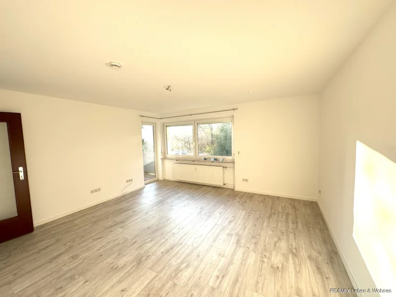 Wohnzimmer - Wohnung kaufen in Oberschleißheim - 4 Zimmerwohnung zum Selbstbezug mit einzigartigem Grundriss.+Balkon und großem Keller