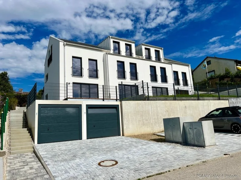 Front Ansicht - Haus mieten in Erdweg / Kleinberghofen - Neubeu Reihenmittelhaus mit Panoramablick2 Bäder, Wärmepumpe, und Garage uvm.KFW 55 / Terrasse