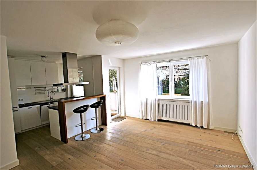 Wohnzimmer - Wohnung mieten in Germering - RE/MAX GermeringHelle und moderne 2 Zimmerwohnung (EG) mit Garten zu vermieten ( Teilmöbliert )