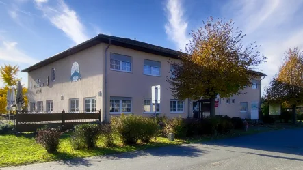 Terrasse Straßenfront zur Oder - Gastgewerbe/Hotel kaufen in Bad Freienwalde / Hohenwutzen - 50 Meter zum Wasser! Modernes Hotel Schnäppchen mit großer Küche und 18 Zimmern