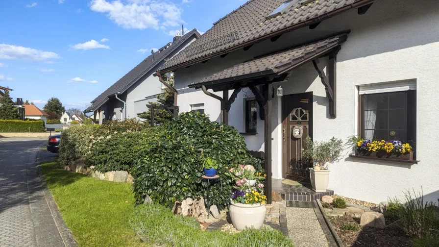 Straßenansicht - Haus kaufen in Luckau - Einfamilienhaus mit viel Platz, wunderschönem Garten und Doppelgarage in Luckau