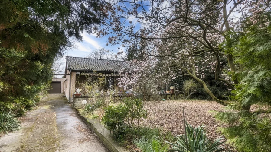 Straßenfront - Haus kaufen in Berlin - Großes Grundstück mit Bungalow und Garage in Berlin-Karow aus Erbnachlass