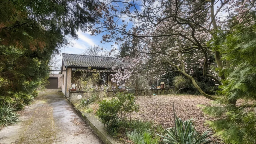 Straßenfront  - Haus kaufen in Berlin - Großes Grundstück mit Bungalow und Garage in Berlin-Karow aus Erbnachlass