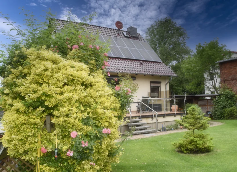 Gartenansicht EFH - Haus kaufen in Vierlinden - Idyllisches Leben in Vierlinden mit autarkem Strom - Einfamilienhaus + flex. nutzbares Nebengebäude