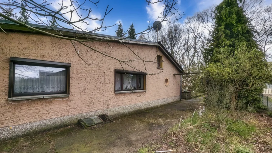 Seitenansicht - Haus kaufen in Berlin - Bungalow und Garage auf großem Grundstück in Berlin-Karow