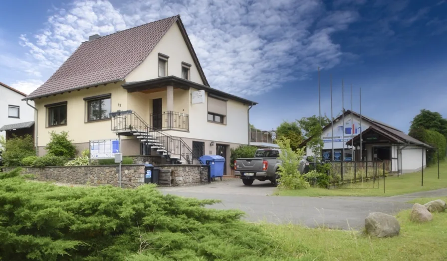 Straßenansicht EFH + Nebengebäude - Haus kaufen in Vierlinden - Besser gehts nicht: Zwei Häuser und ein Wald in Märkisch-Oderland (MOL), Ihre Chance auf Selbständigkeit