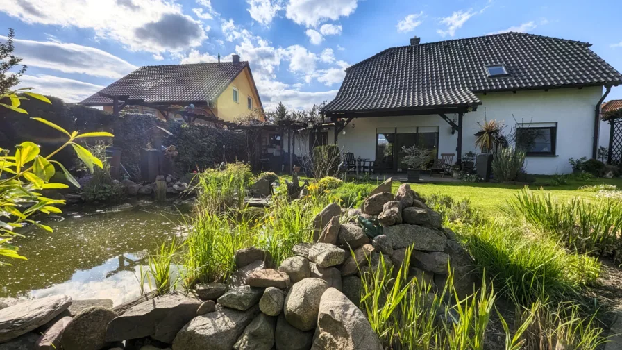 Gartenansicht - Haus kaufen in Luckau - Traumidylle: Freistehendes Einfamilienhaus mit gepflegten Garten und Doppelgarage in sehr guter Wohnlage von Luckau