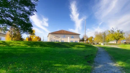 Blick vom Ufer der Oder - Gastgewerbe/Hotel kaufen in Bad Freienwalde - 50 Meter zum Wasser! Modernes Hotel Schnäppchen mit großer Küche und 18 Zimmern