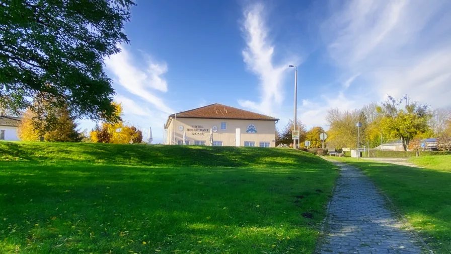 Blick vom Ufer der Oder - Gastgewerbe/Hotel kaufen in Bad Freienwalde - 50 Meter zum Wasser! Modernes Hotel Schnäppchen mit großer Küche und 18 Zimmern