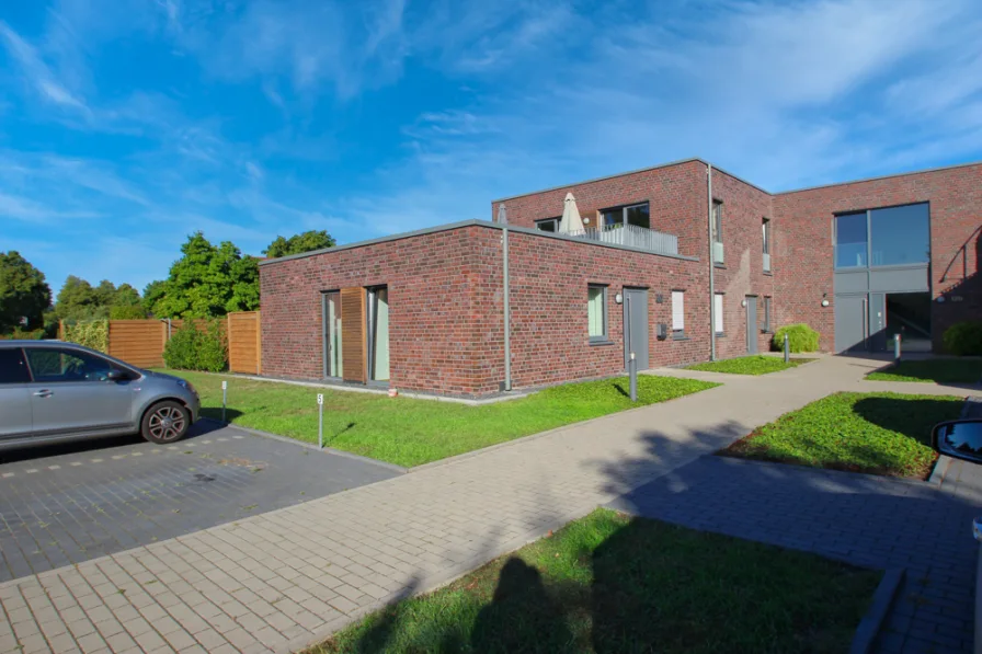 Außenansicht - Wohnung kaufen in Hoogstede - Moderne energieeffiziente EG-Wohnung mit Garten und Stellplatz