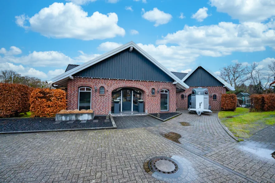 Außenansicht - Haus kaufen in Hoogstede - Hochwertiger Bungalow mit repräsentativem Gartenhaus in Hoogstede.