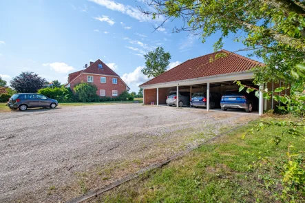 Aussen Ansicht gesamt - Haus kaufen in Humptrup - Idyllisch gelegenes 6-Parteienhaus inkl. 4 Carports, 2 SP, 3 Terrassen - komplett vermietet!