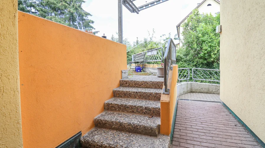 Aussen Treppe zur TG Terrasse