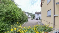 Aussen Blick von Dachterrasse ueber Einfahrt TG