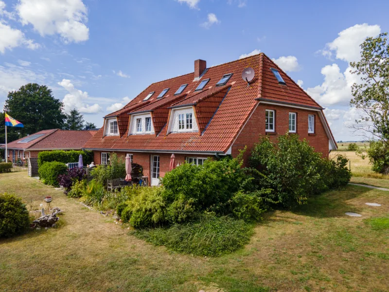 Aussen 1 - Haus kaufen in Humptrup - Herrlich gelegenes 6-Parteienhaus inkl. 4 Carports, 2 SP, 3 Terrassen - top vermietet!