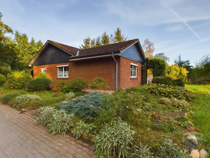 Sraßenansicht - Haus kaufen in Böel - Lichtdurchfluteter Winkelbungalow mit großzügigem Grundstück