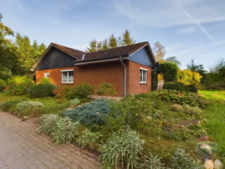 Sraßenansicht - Haus kaufen in Böel - Lichtdurchfluteter Winkelbungalow mit großzügigem Grundstück