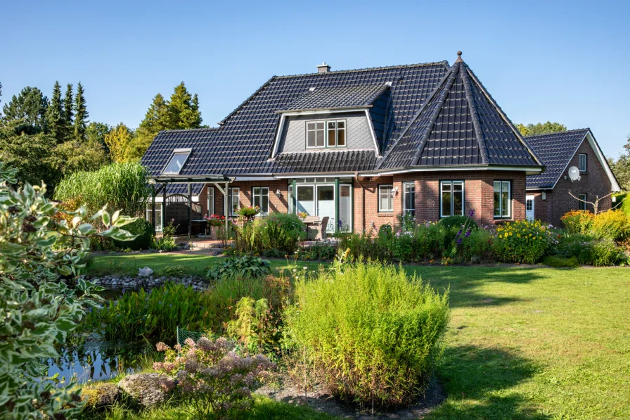 Haus_Rückansicht - Haus kaufen in Bokel - Wohnhaus und Gewerbehalle  zwischen den Meeren